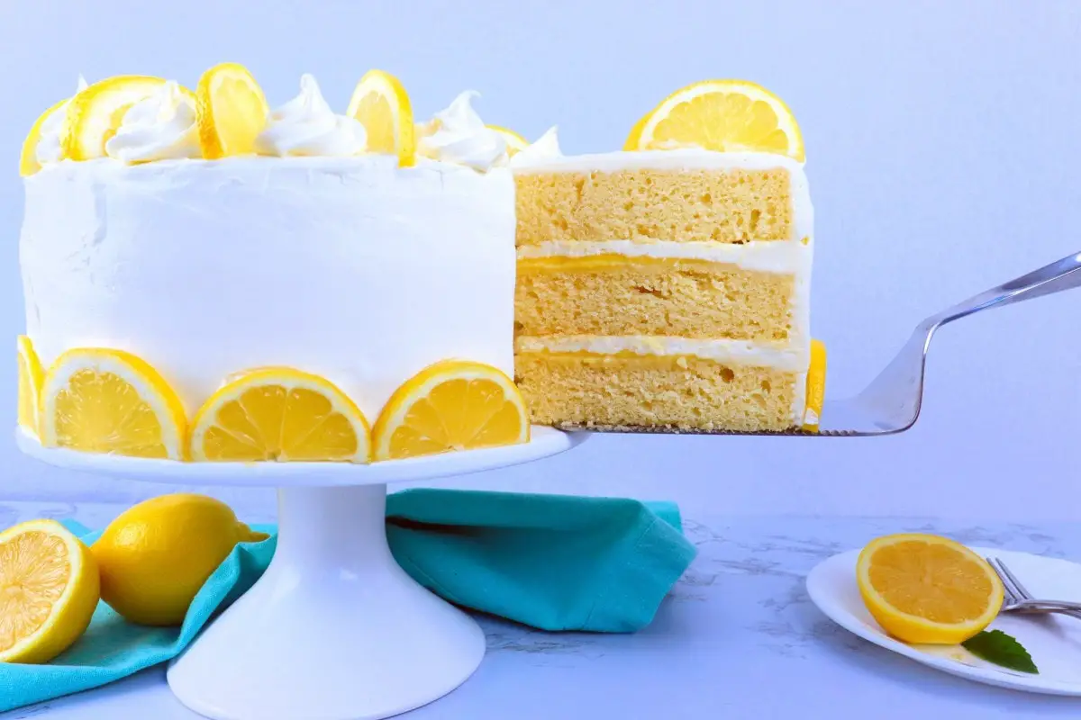 Birthday cake with meringue Stock Photo by ©antonina.latayko@gmail.com  106242128