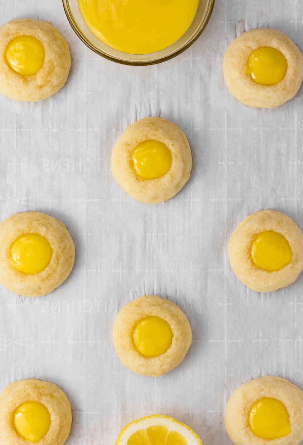 Filling cookies with lemon curd
