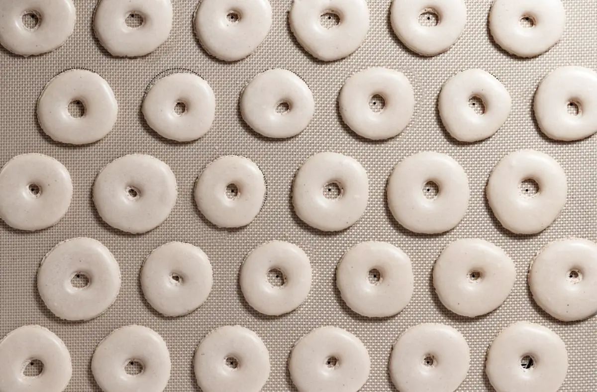 baked ring-shape macarons